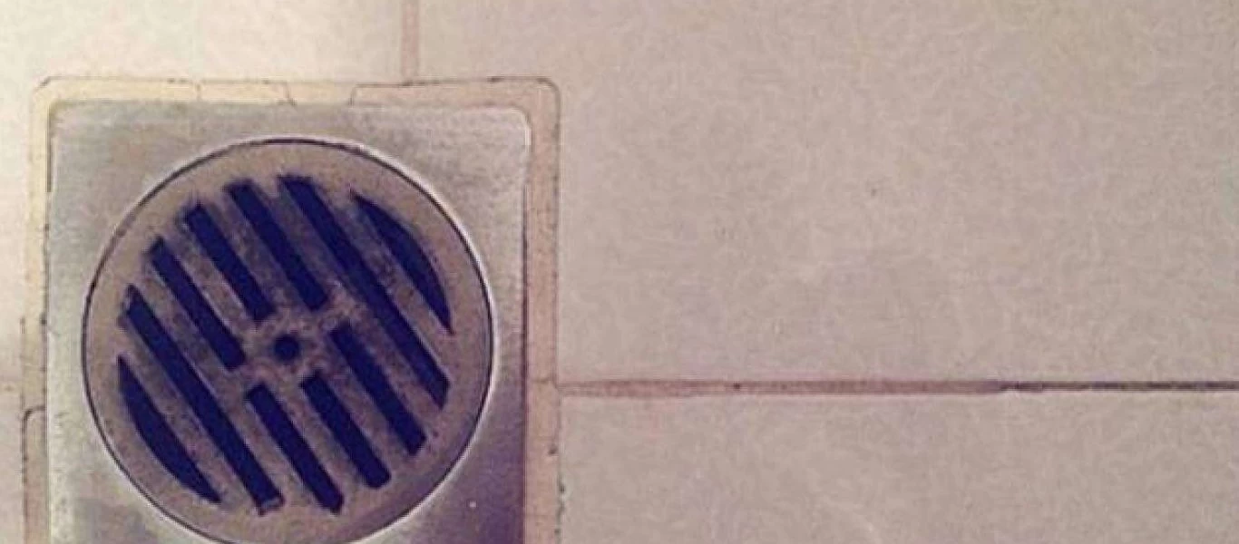 Θα σας «λύσει» τα χέρια: Ο έξυπνος τρόπος για να ξεβουλώσετε τα σιφόνια του μπάνιου από τις τρίχες